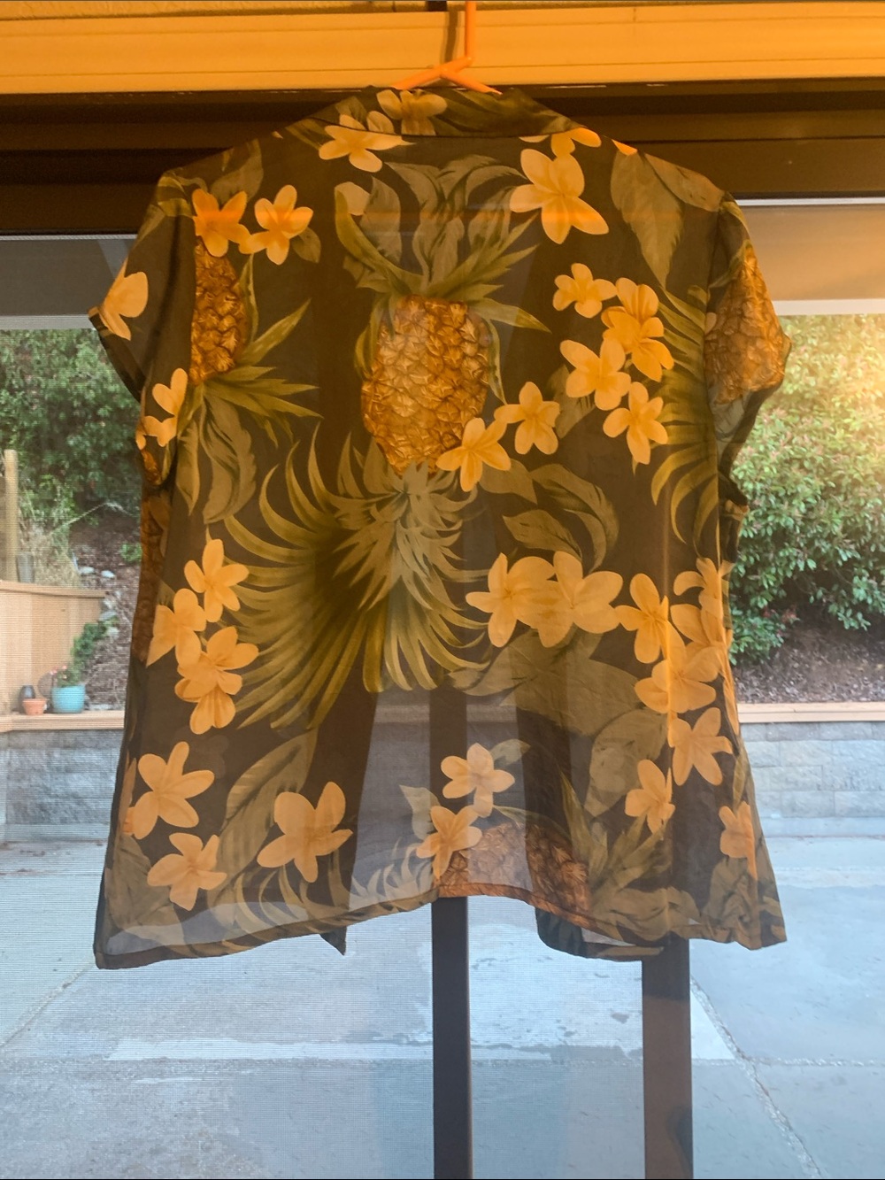 Tommy Bahama 100% Silk  Tropical Pineapple & Plumeria Print Short Sleeve - Picture 8 of 8